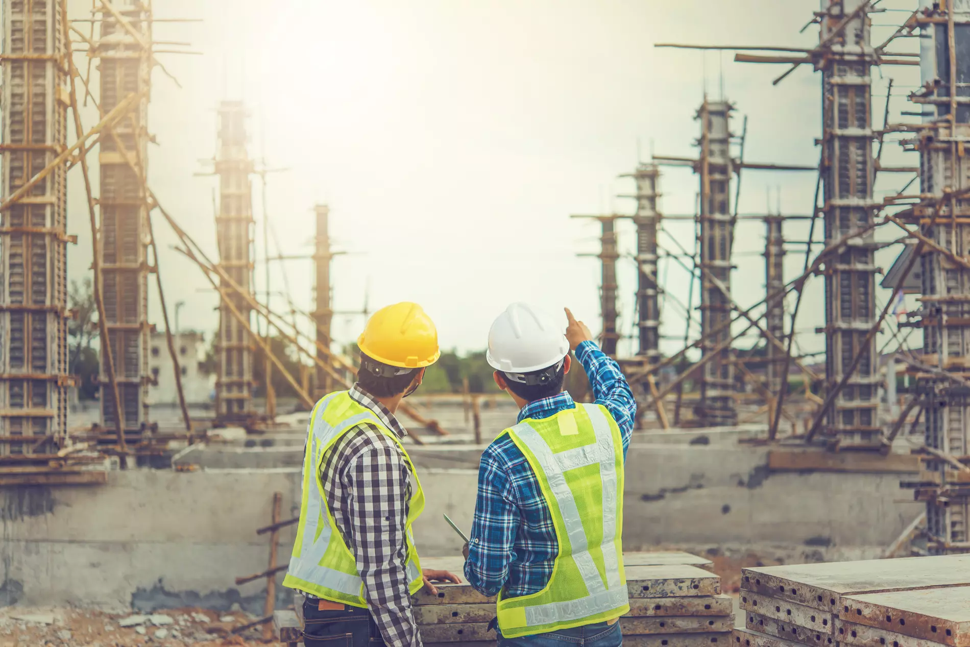 deux ouvriers sur le chantier d'un sinistre